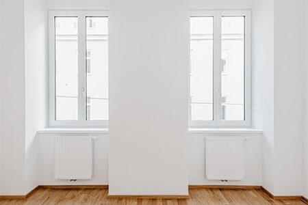 Zimmer mit Parkettboden